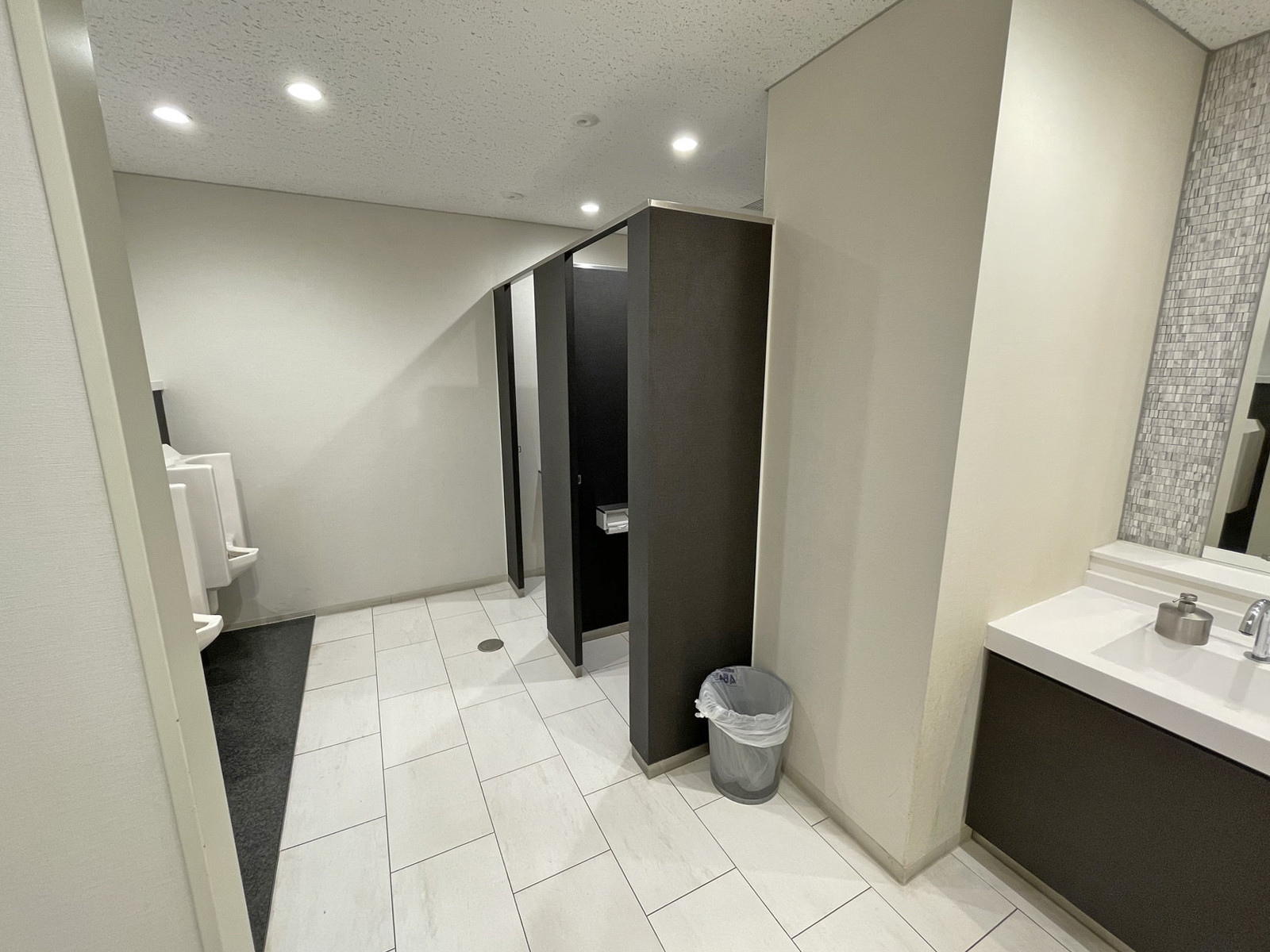 男性用トイレ全体の様子（個室2室、小3つ）