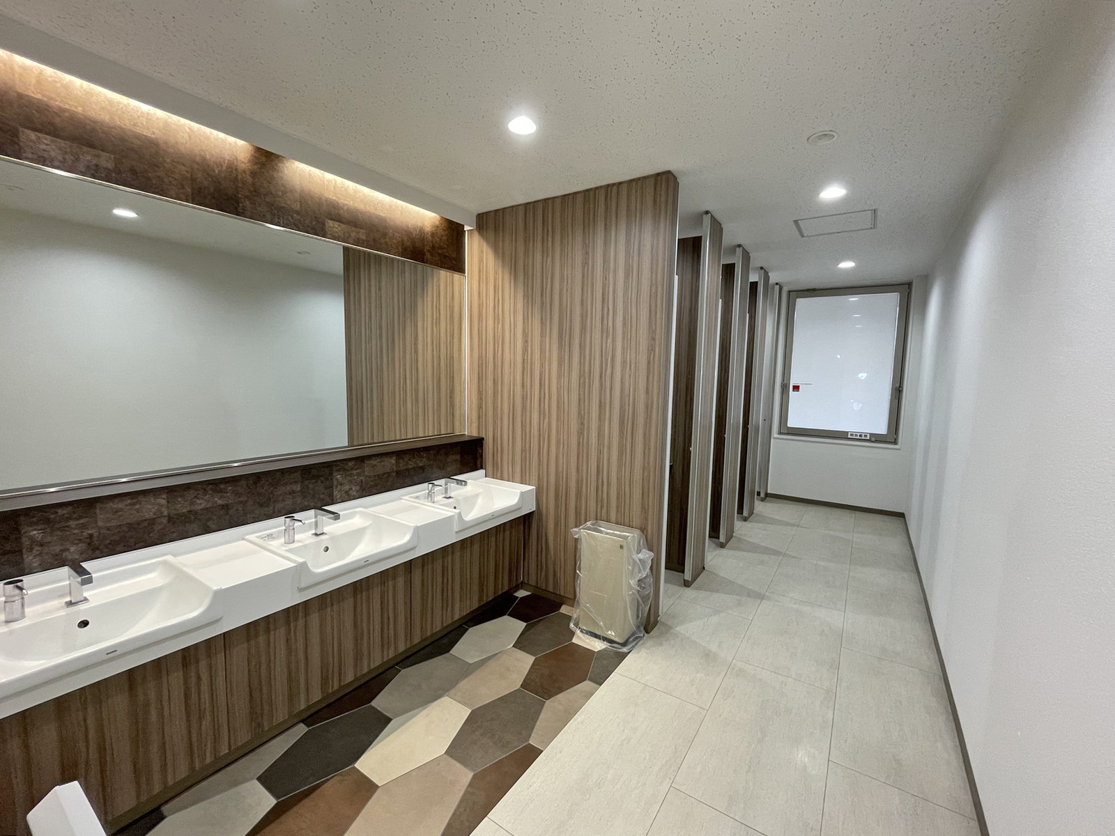 女性用トイレ全体の様子(個室4室)