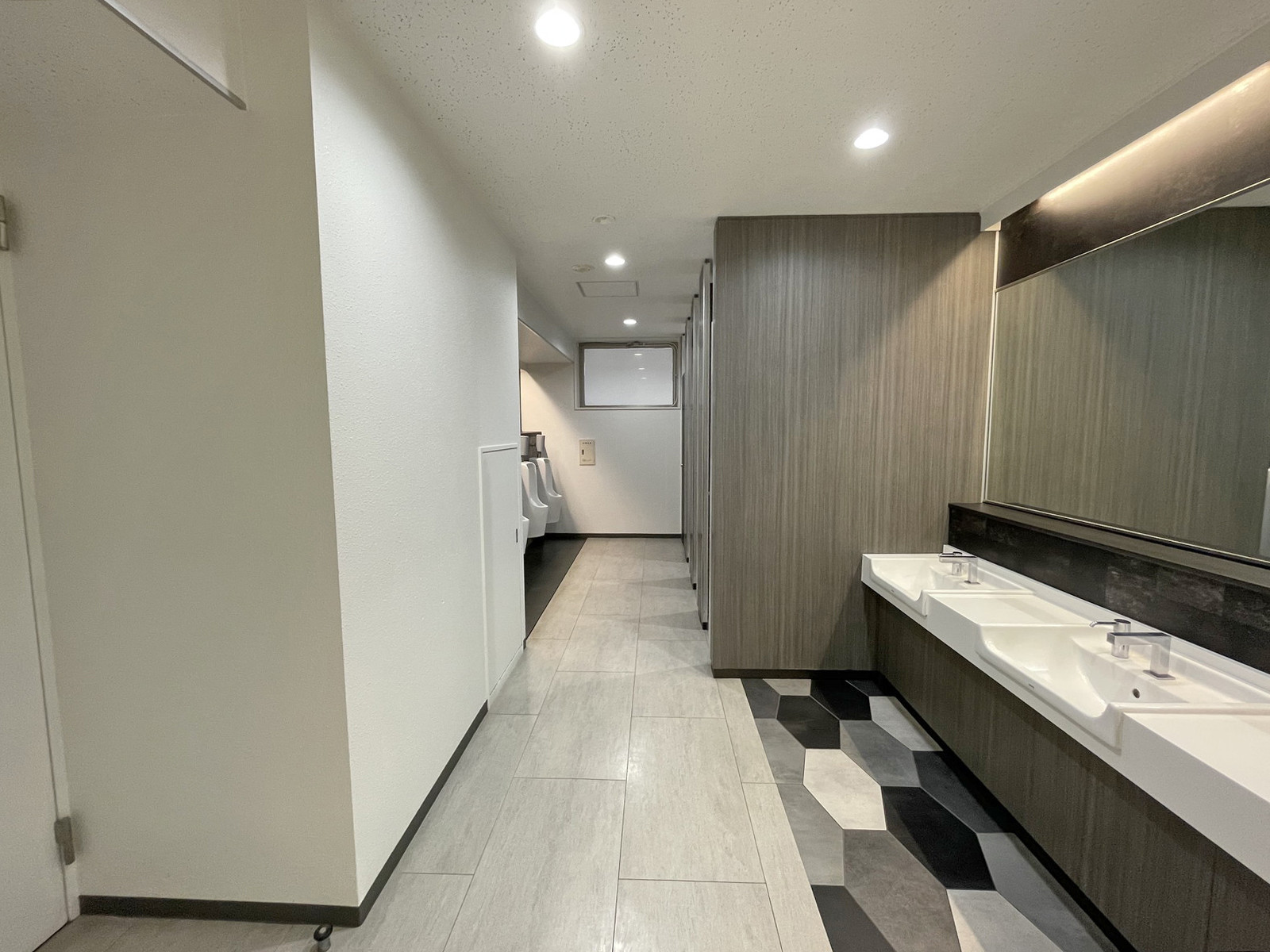 男性用トイレ全体の様子（個室3室、小4つ）