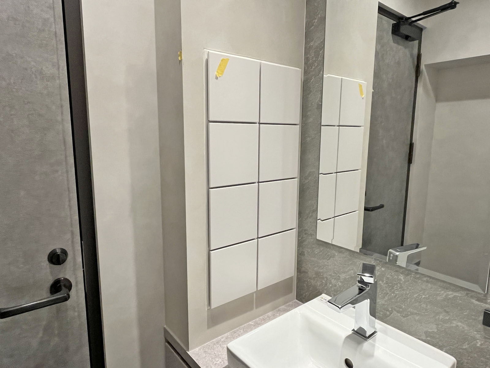 個室トイレ備え付け小物入れ