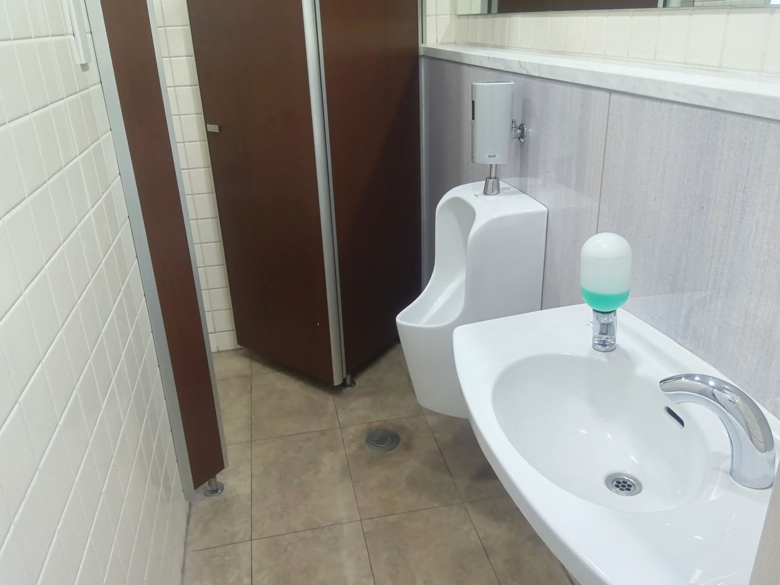 男性用トイレ全体の様子