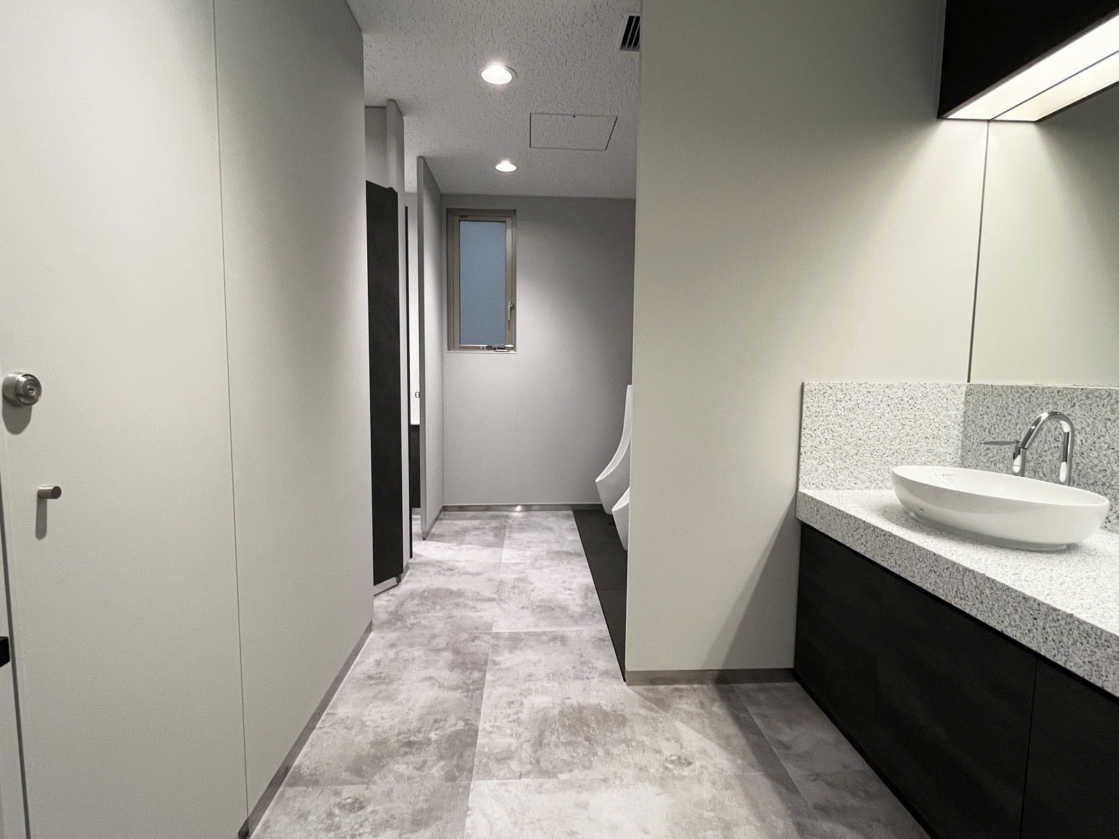 男性用トイレ全体の様子(個室1室、小3つ)