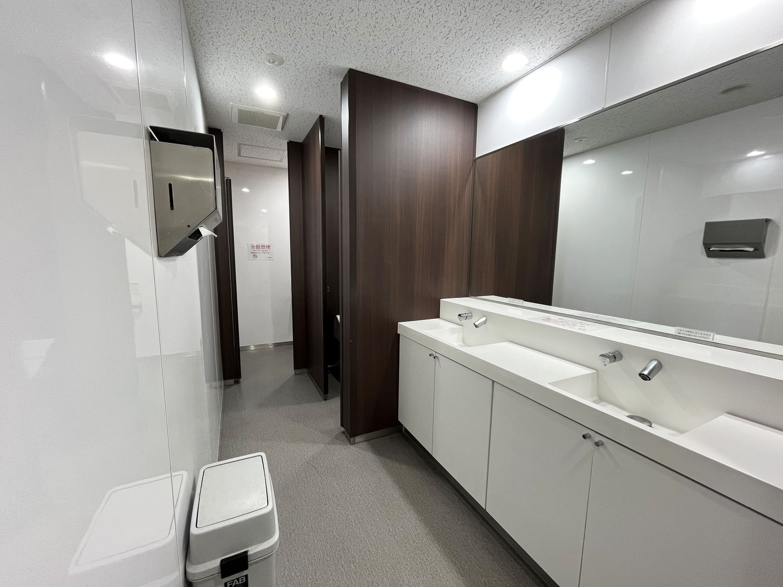 女性用トイレ全体の様子(個室2室)