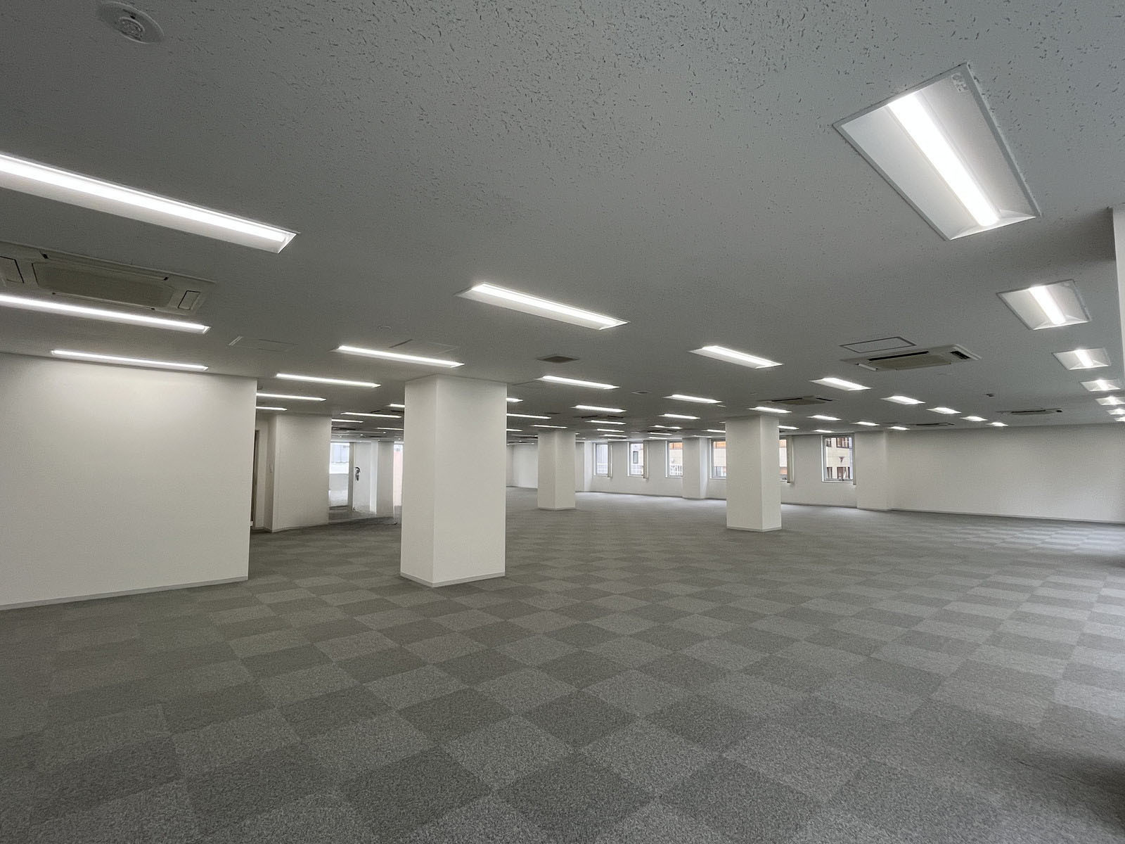 奥側から見た室内