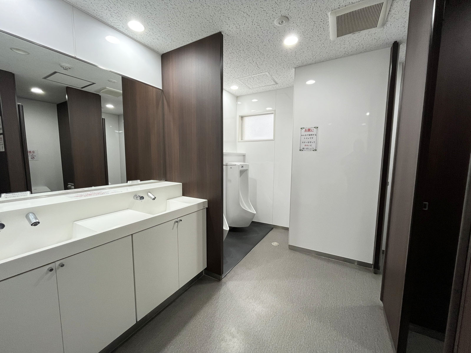 男性用トイレ全体の様子(個室1室、小2つ)