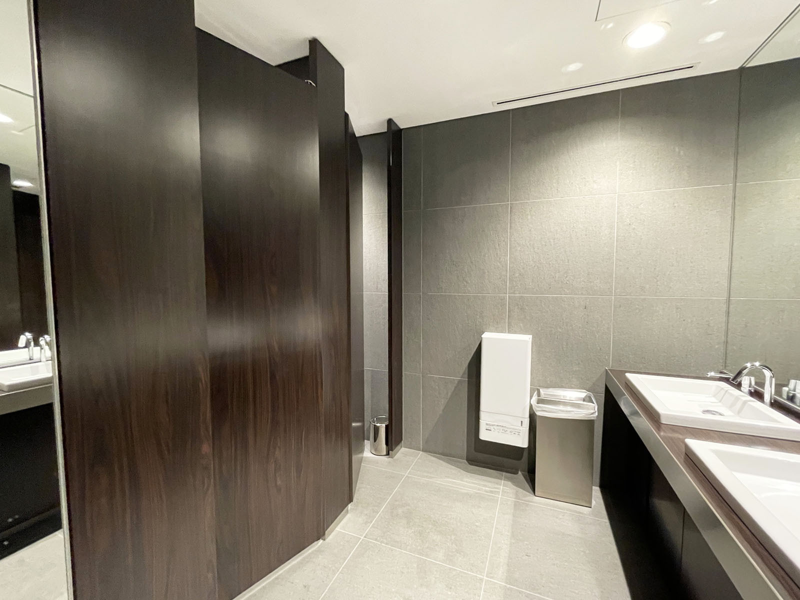 女性用トイレ全体の様子(個室2室)