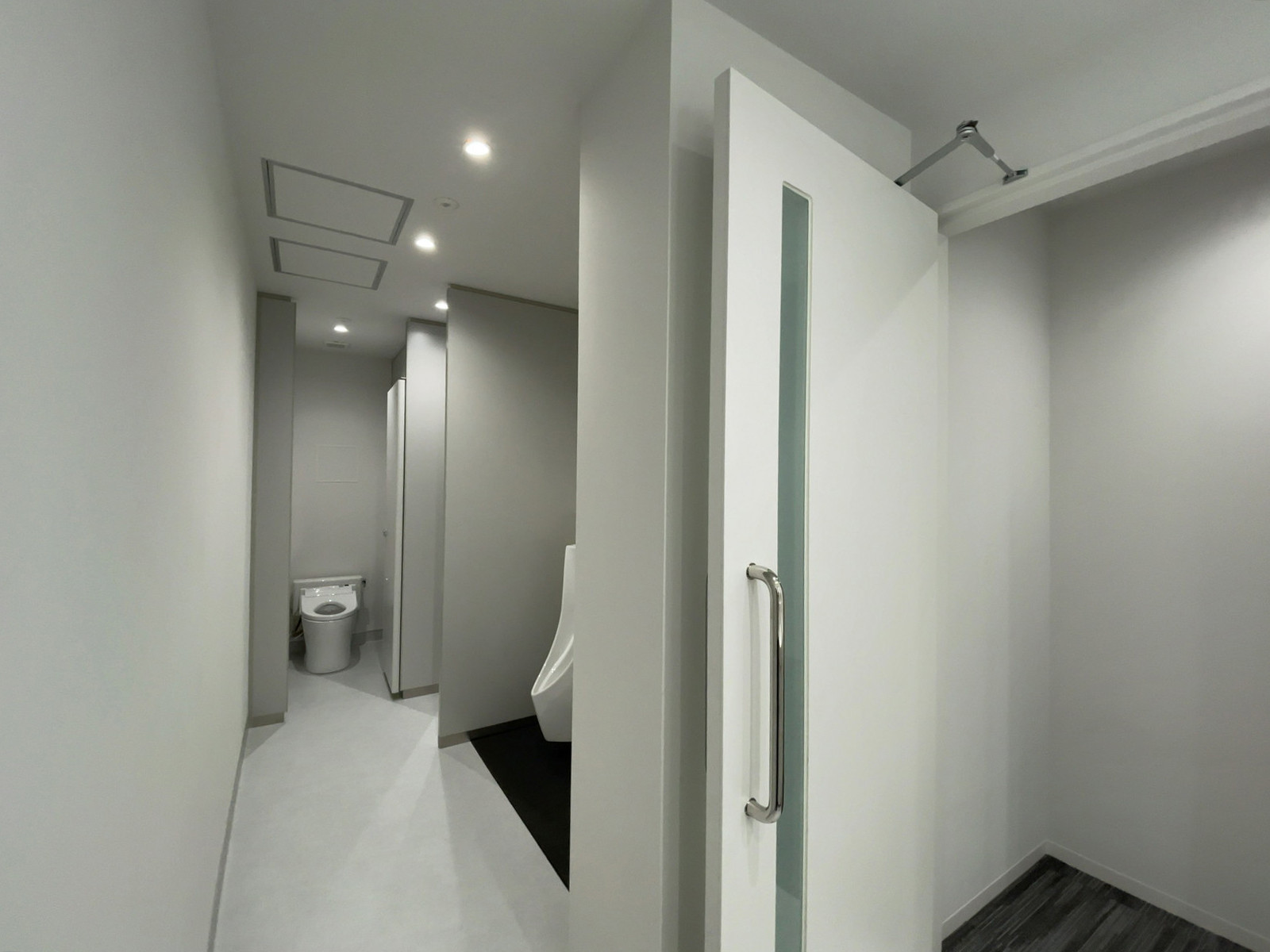 男性用トイレ全体の様子（個室2室、小2つ）