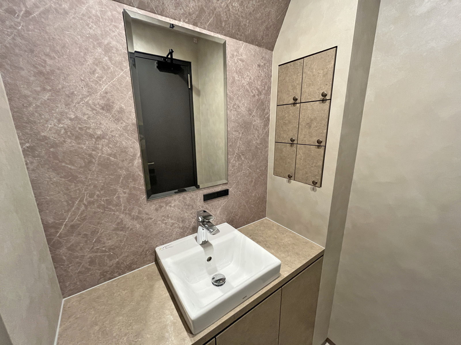 女性用トイレ専用小物入れ(7階)