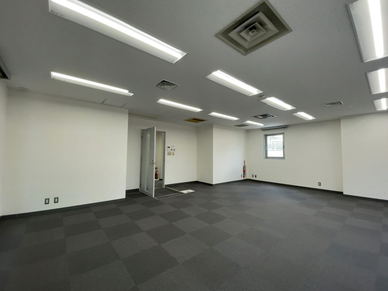 室内全体の様子