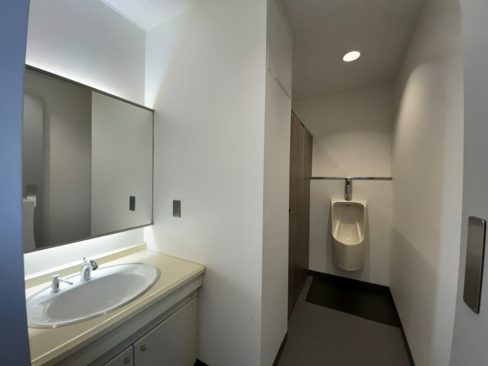 男性用トイレ全体の様子（個室1室、小1つ）