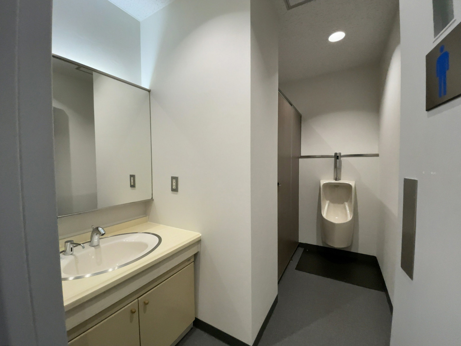 男性用トイレ全体の様子（個室1室、小1つ）