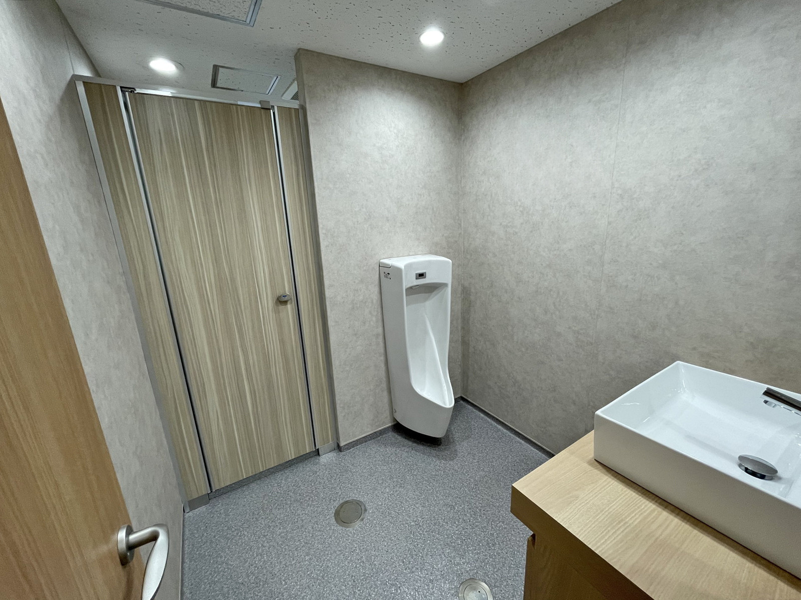 男性用トイレ全体の様子（個室1室、小1つ）