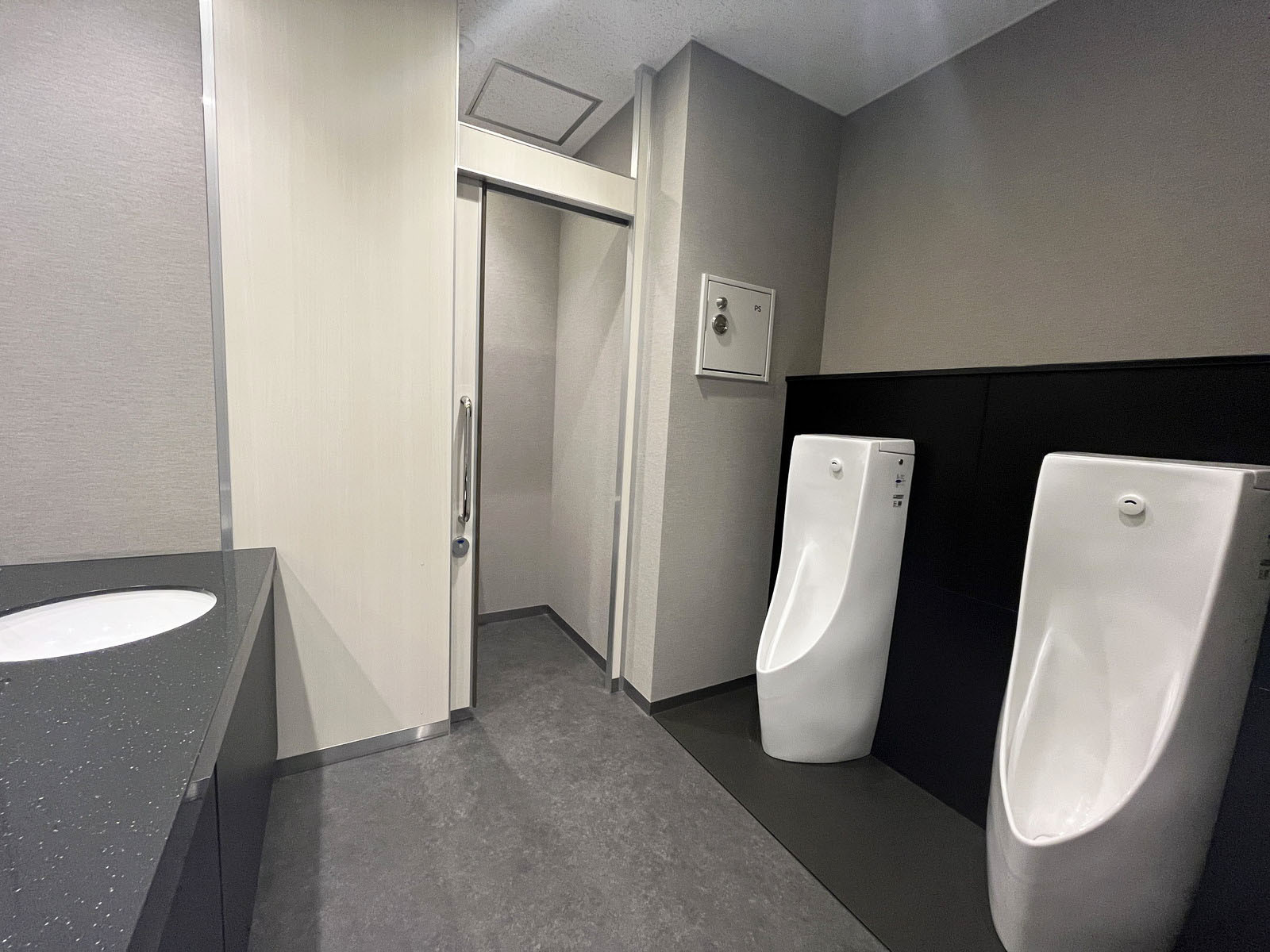 男性用トイレ全体の様子(個室1室小2つ)