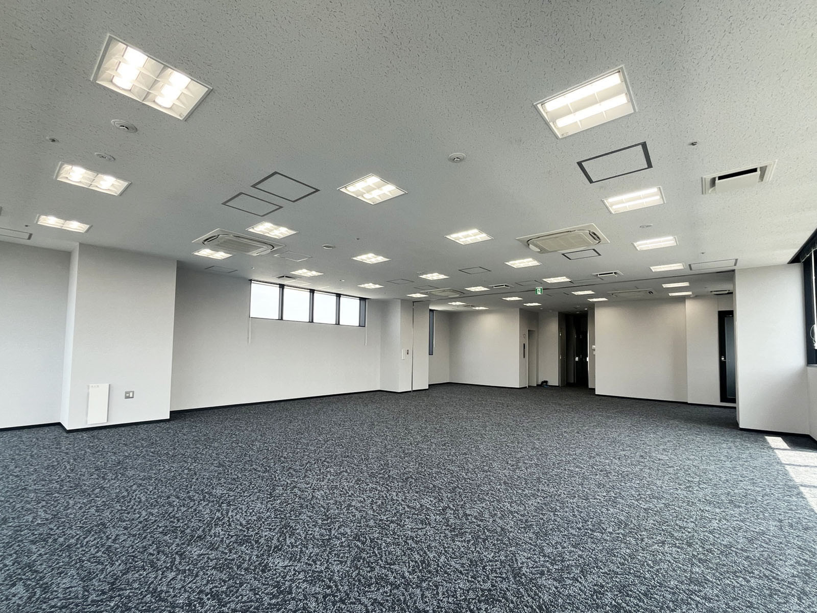 明るい室内(12階・約51坪)