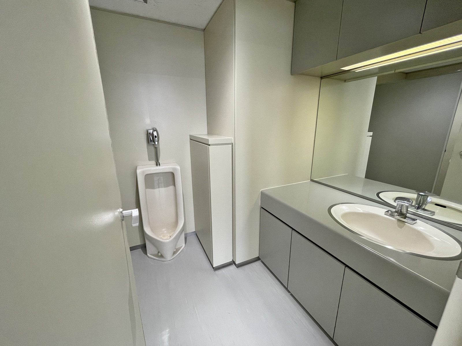 男性用トイレ全体の様子（個室1室、小1つ）