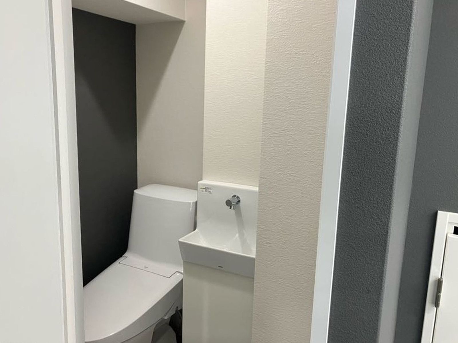 個室トイレと洗面台