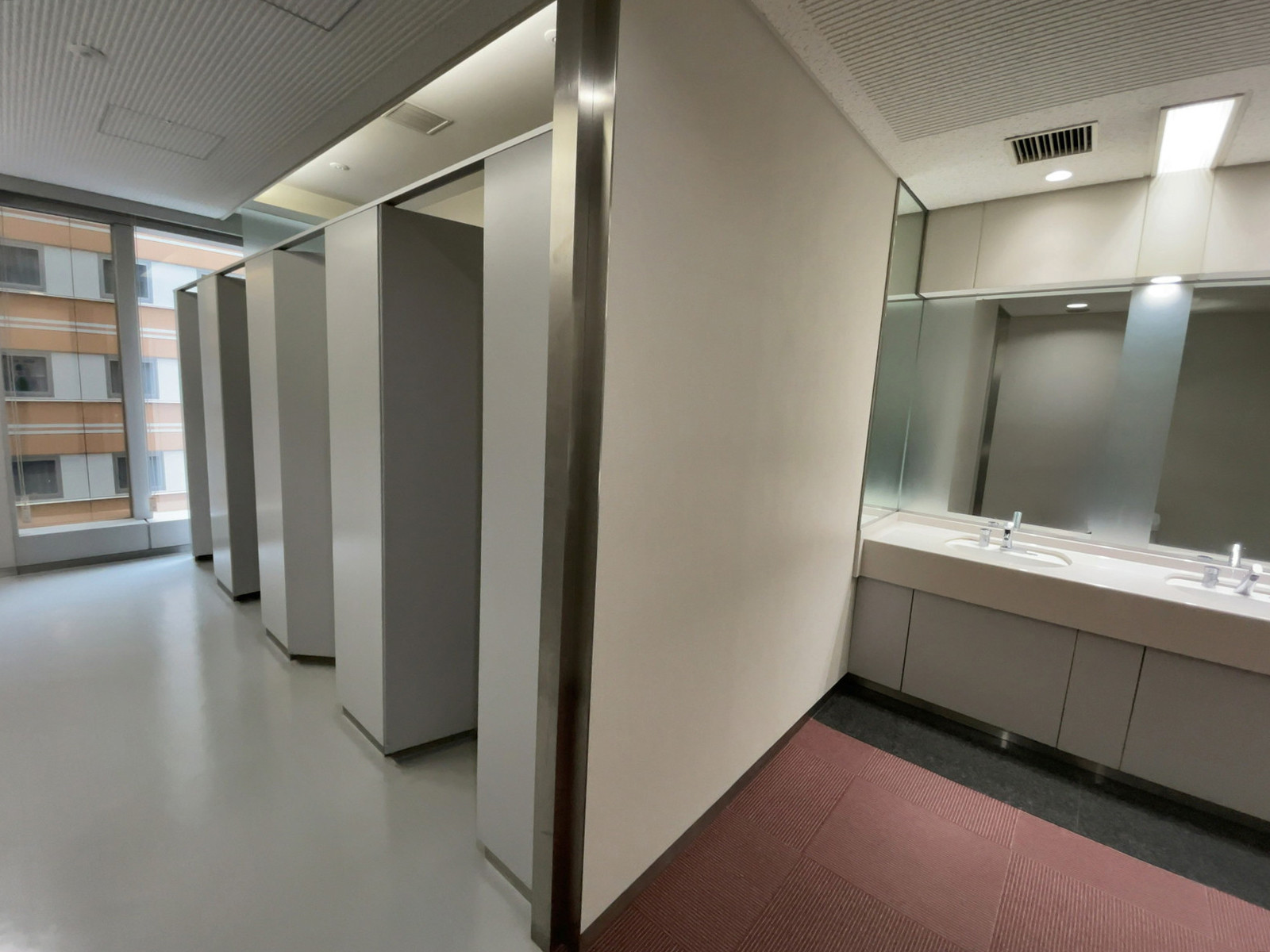 女性用トイレ全体の様子(個室4室)