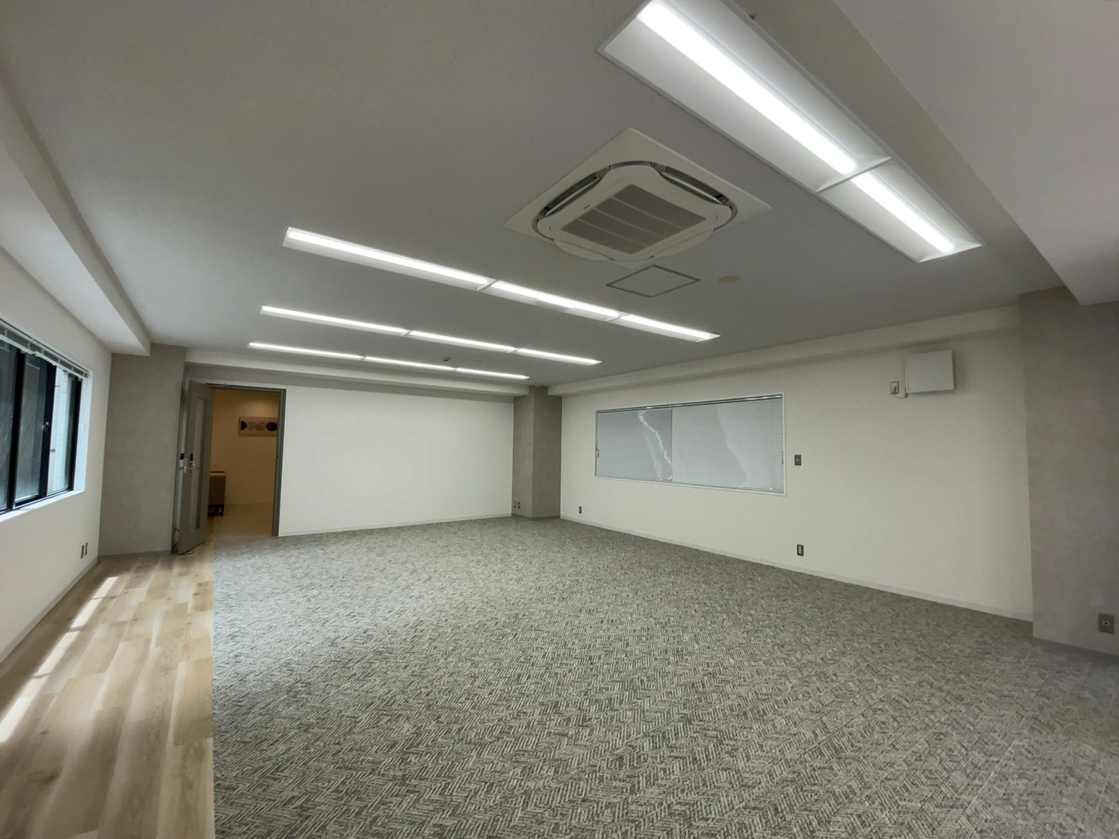 室内全体の様子
