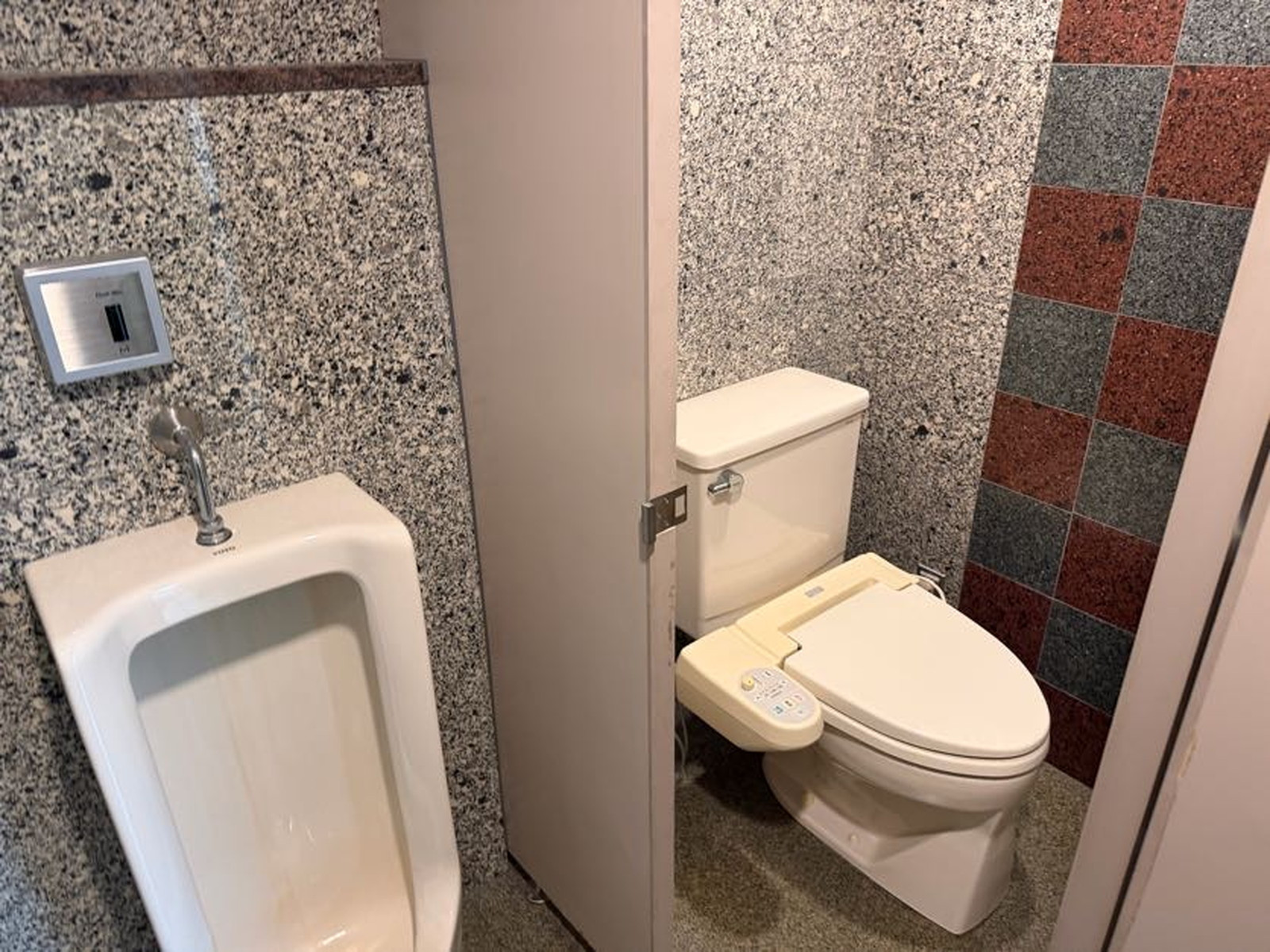 男性用トイレと個室トイレ