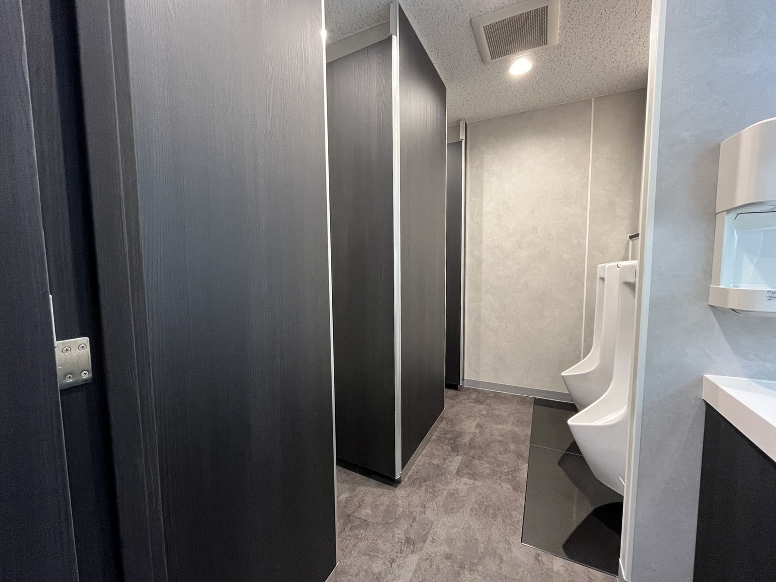 男性用トイレ全体の様子(個室2室、小2つ)