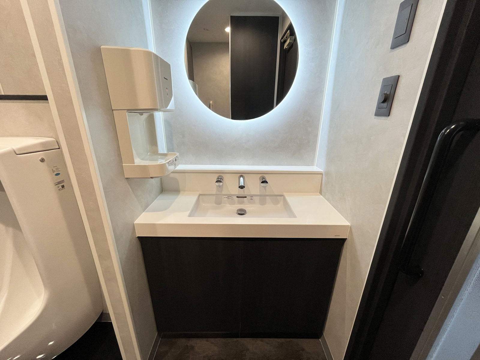 男性用トイレ洗面台