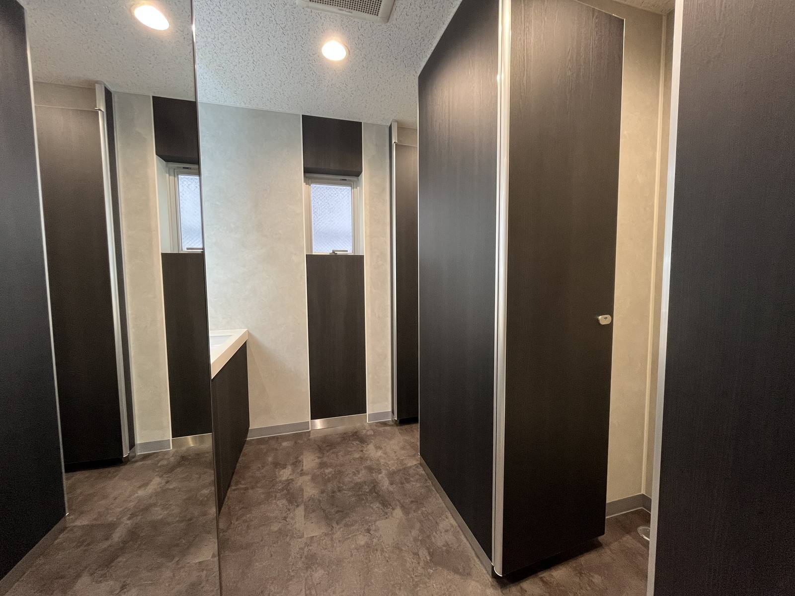 女性用トイレ全体の様子(個室2室)