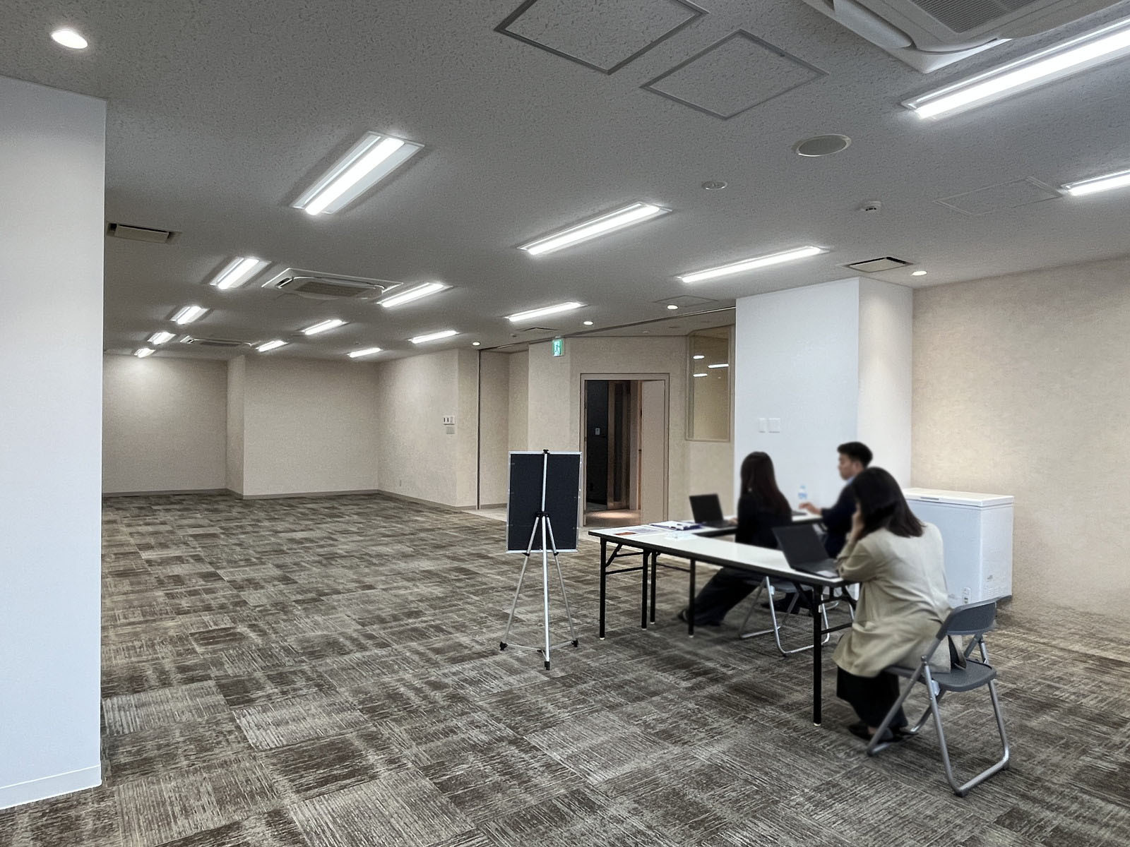 奥側から見た室内