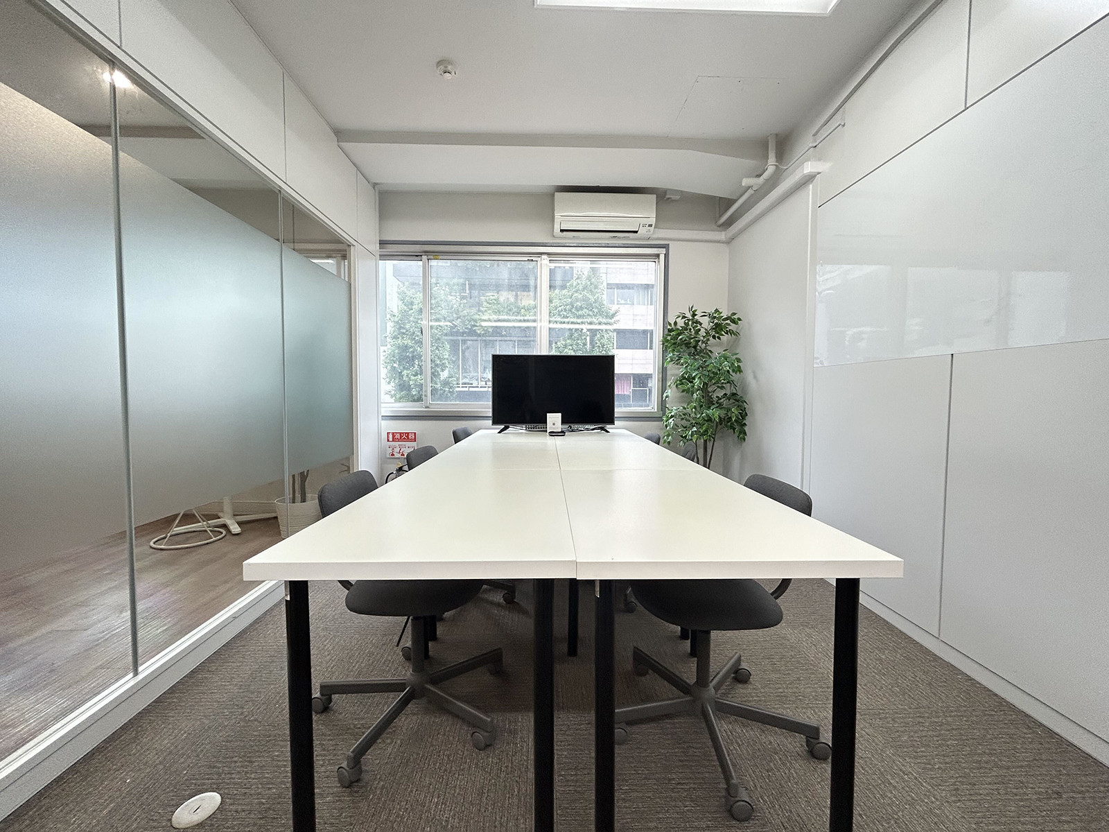 ROOM2