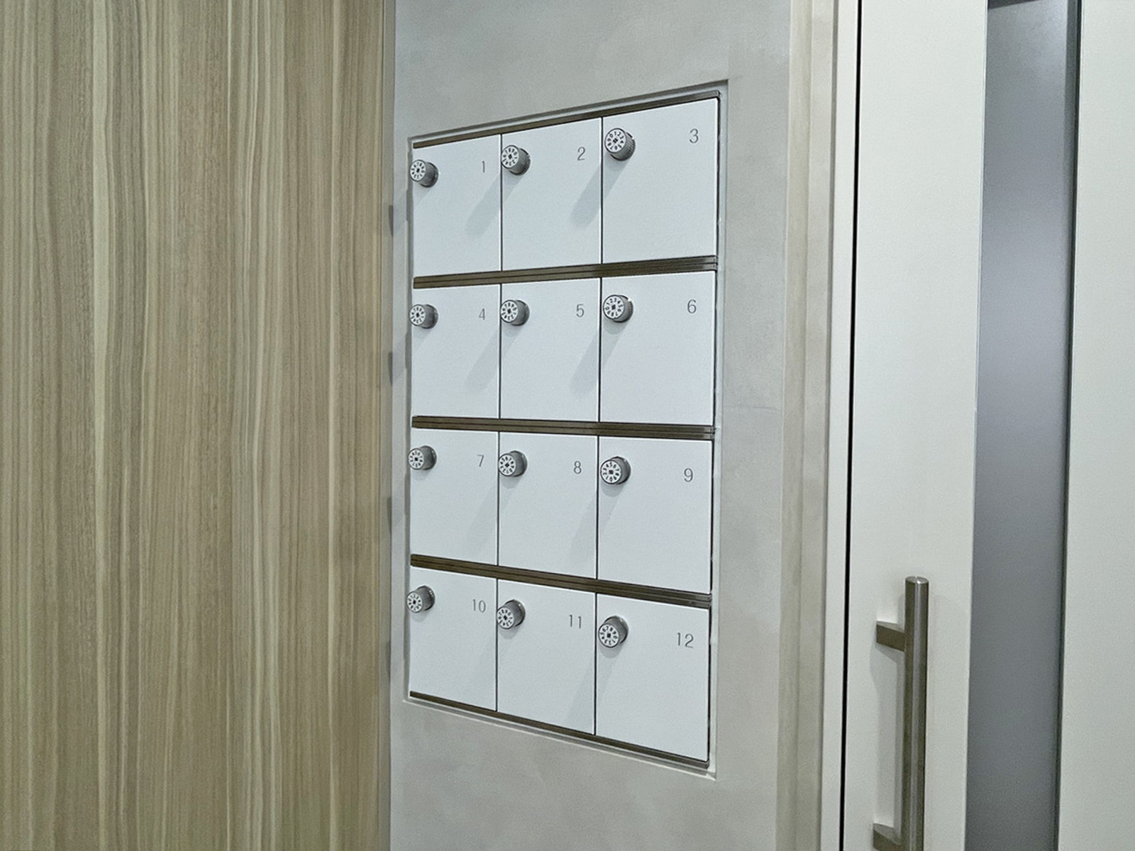 女性トイレ専用収納棚