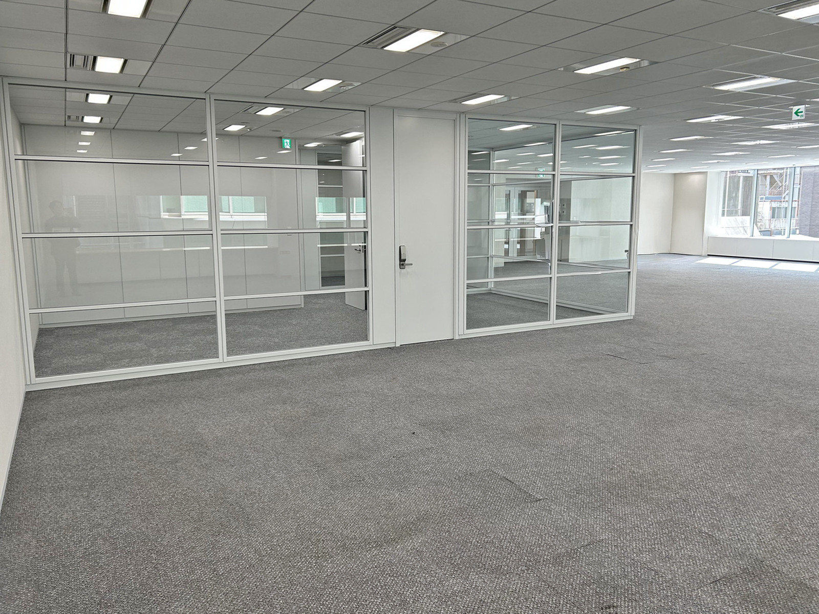 貸室奥側から見た室内