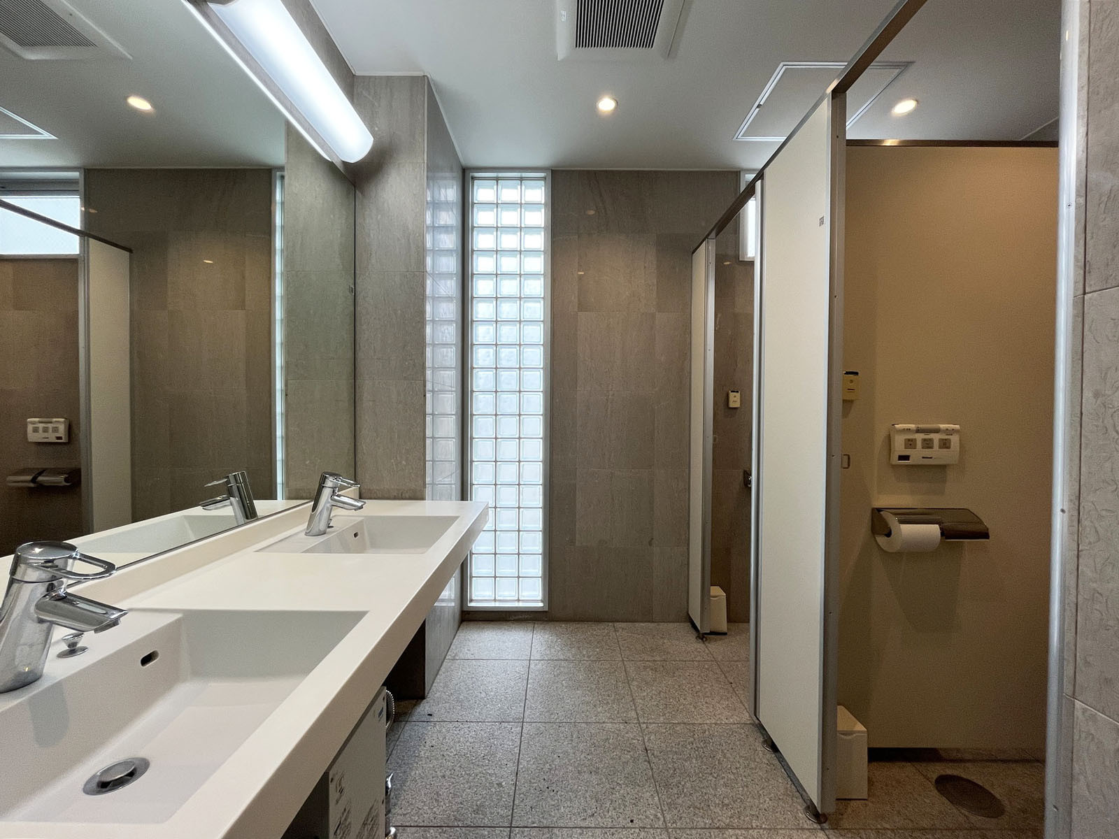 女性用トイレ全体の様子(個室2室)