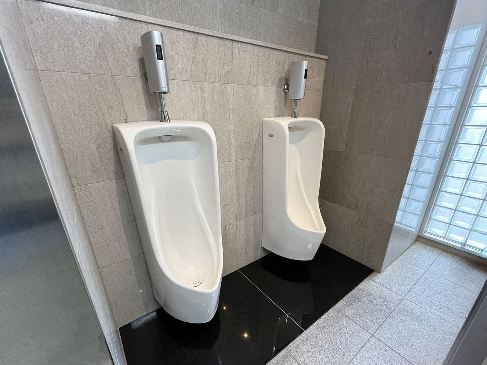 男性用トイレ(個室1室、小2つ)