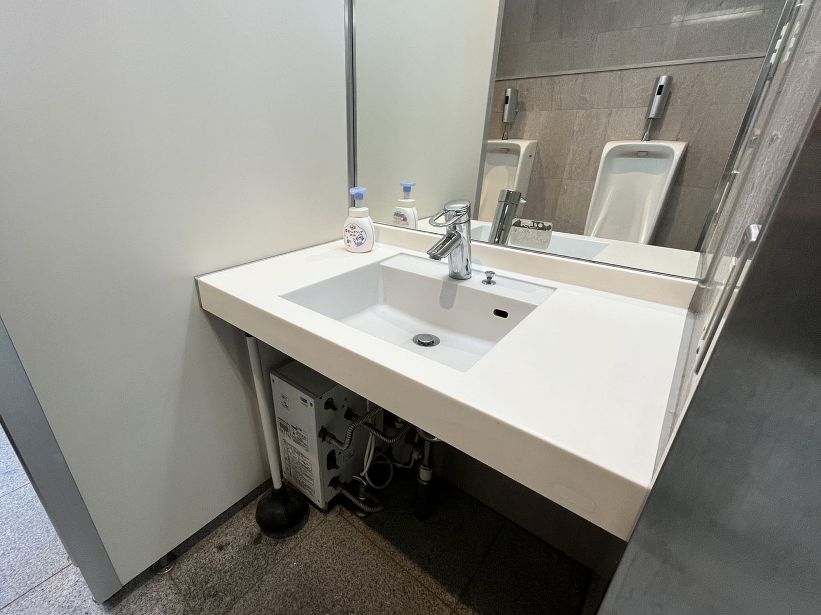 男性用トイレ洗面台