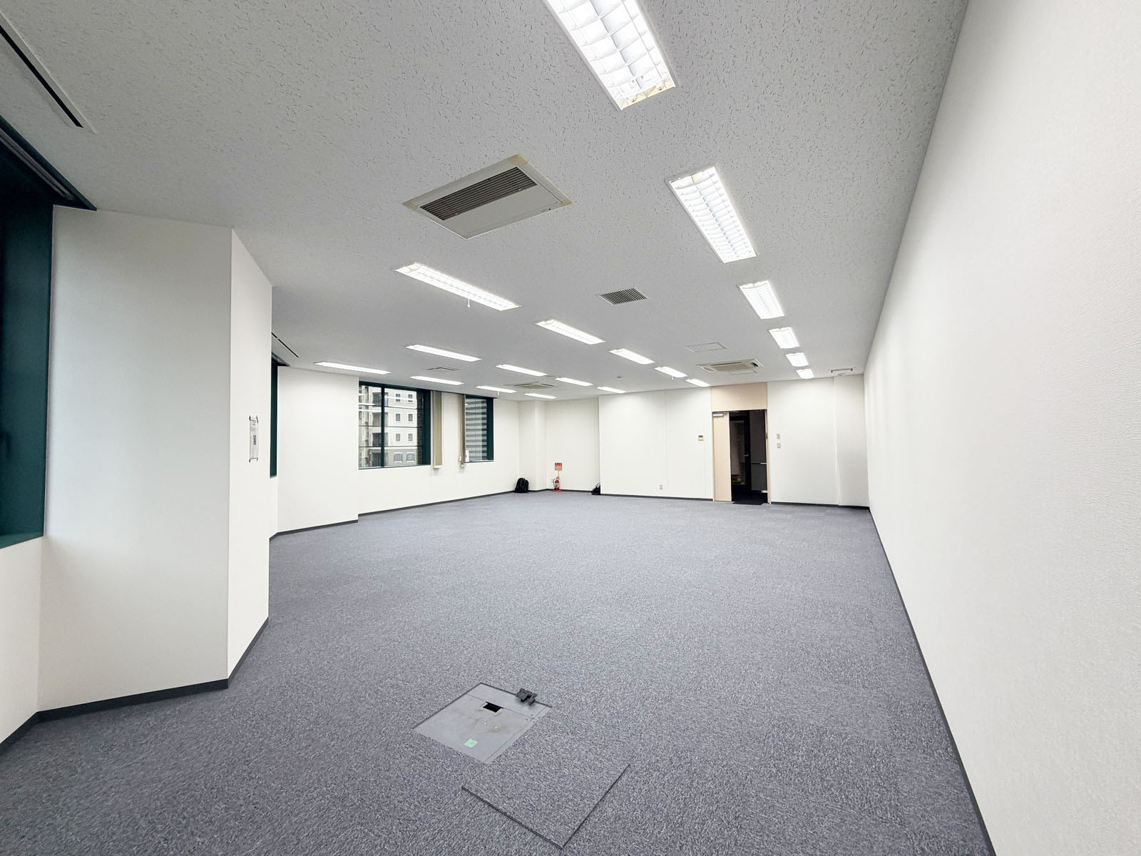 奥側から見た室内