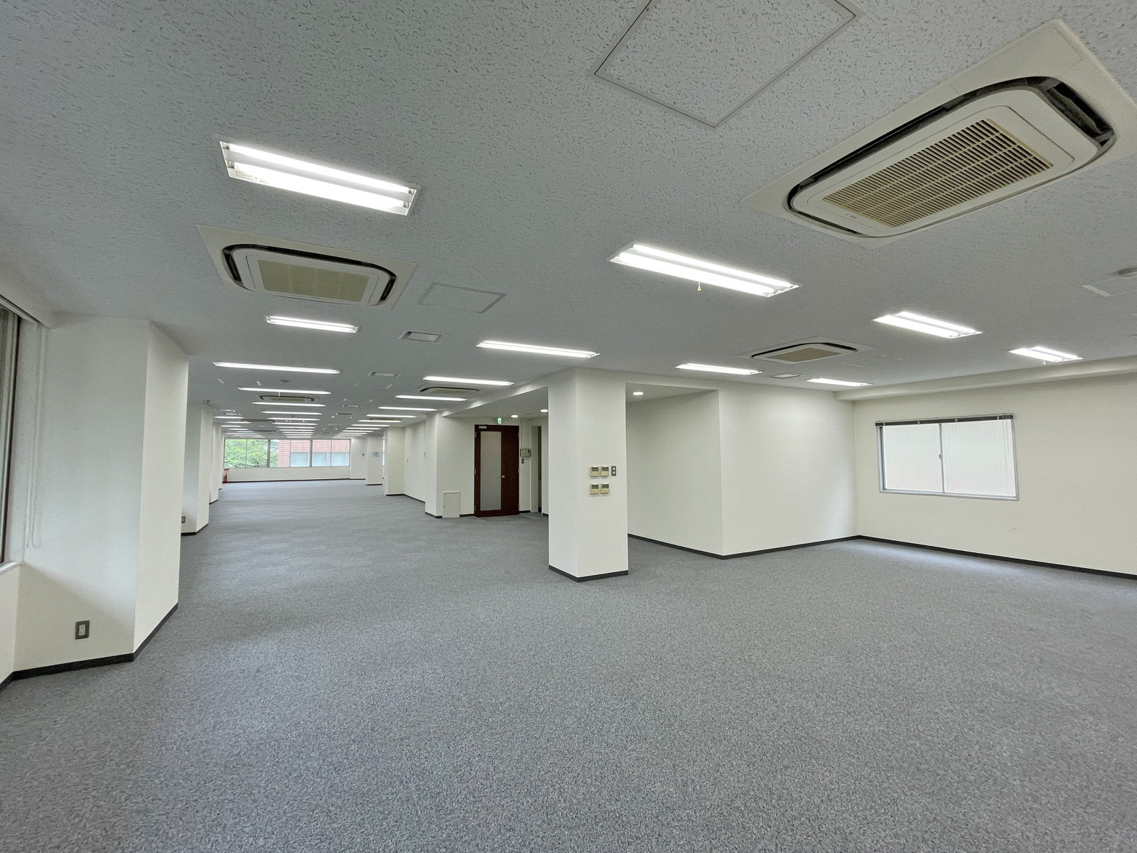 貸室奥側から見た室内