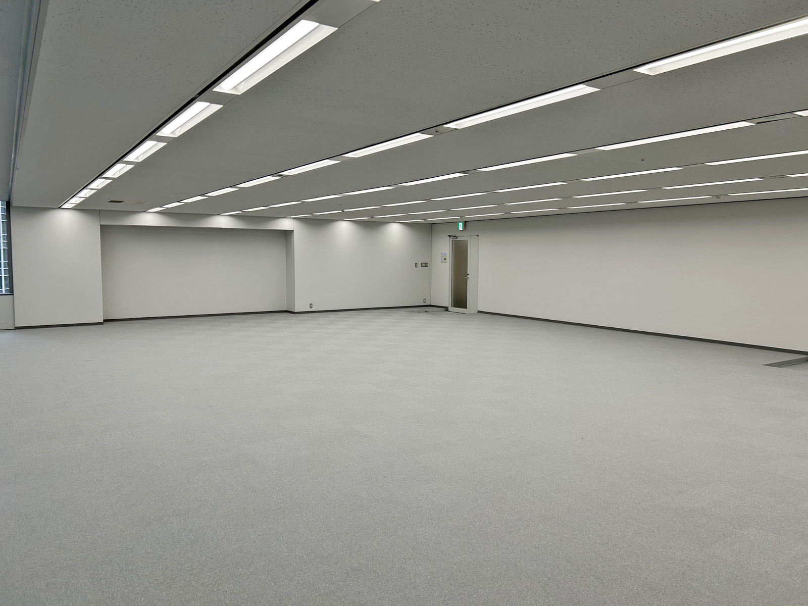 貸室奥側から見た室内