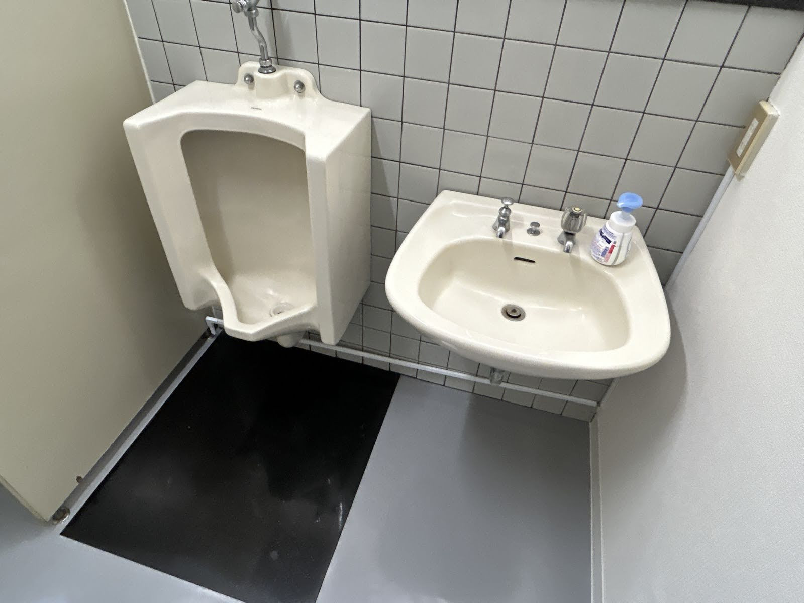 男性用トイレと洗面台