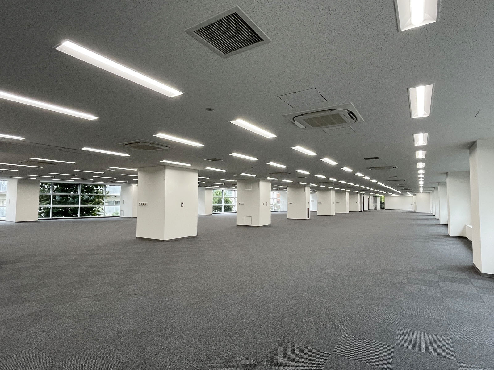 奥側から見た室内