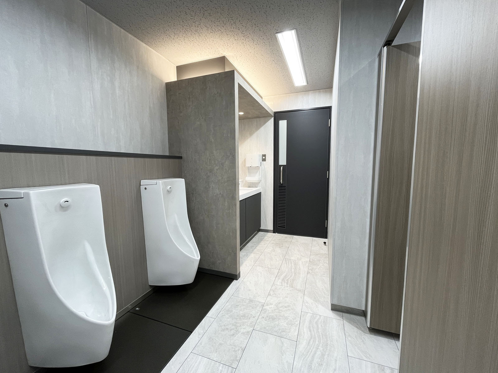 男性用トイレ全体の様子(個室2室、小3つ)