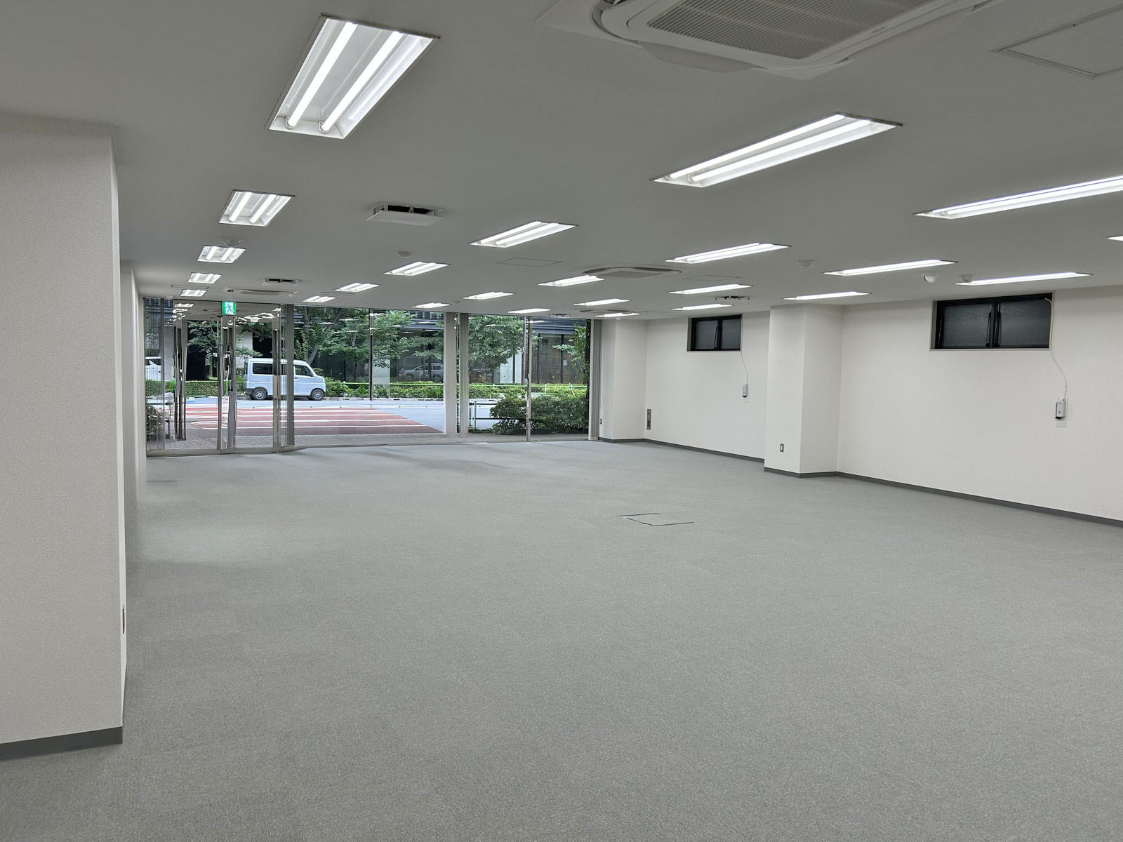 貸室奥側から見た室内