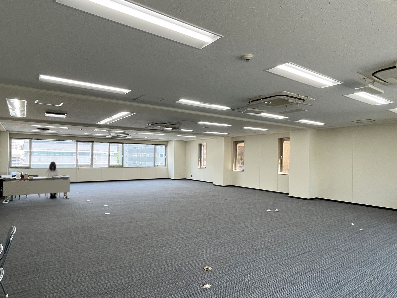 奥側から見た室内