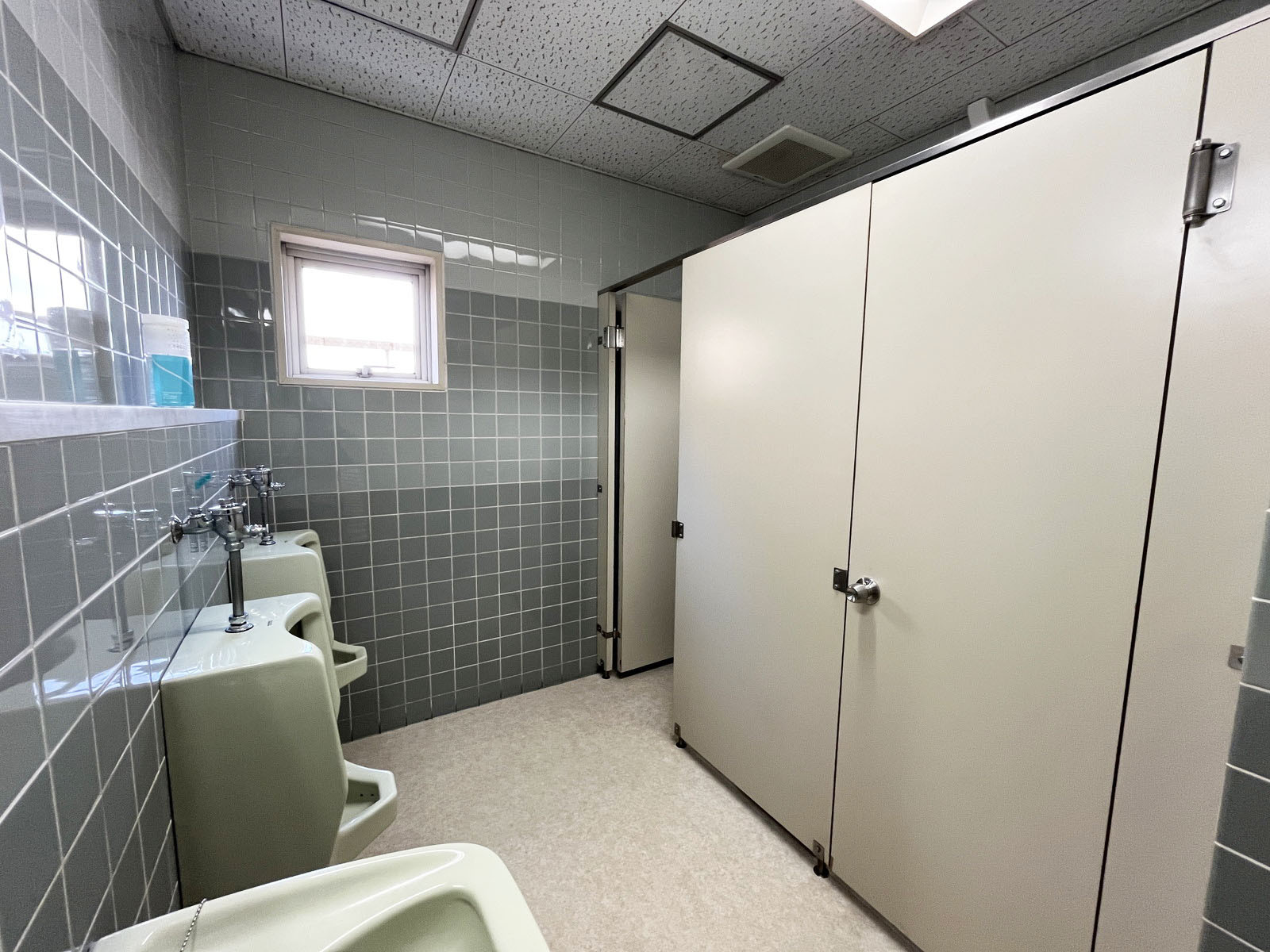 男性用トイレ全体の様子(個室1室、小2つ)
