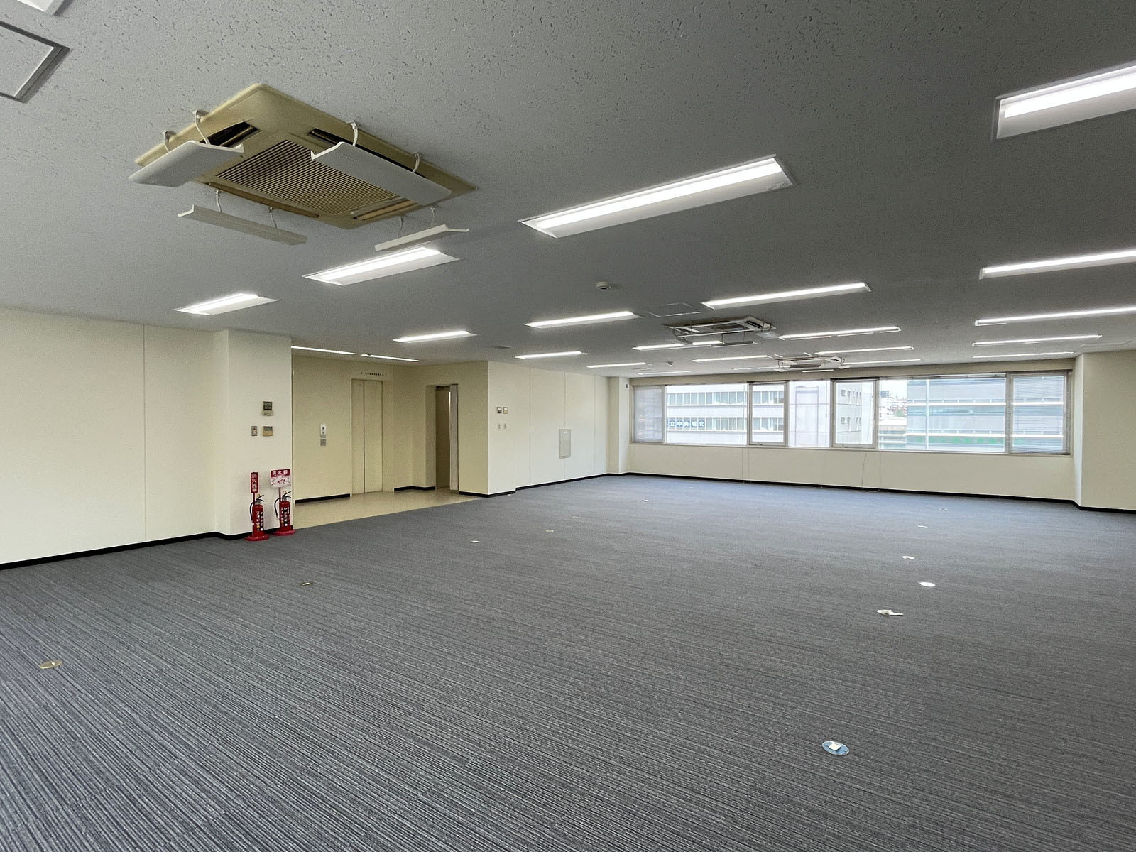奥側から見た室内