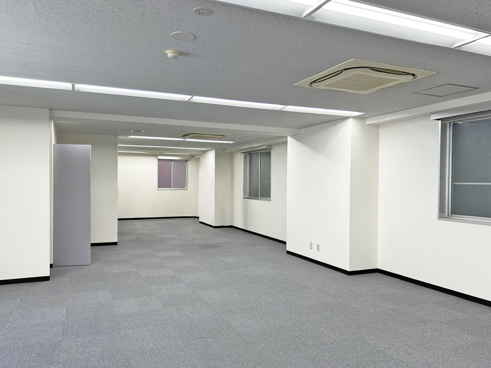 貸室奥側から見た室内