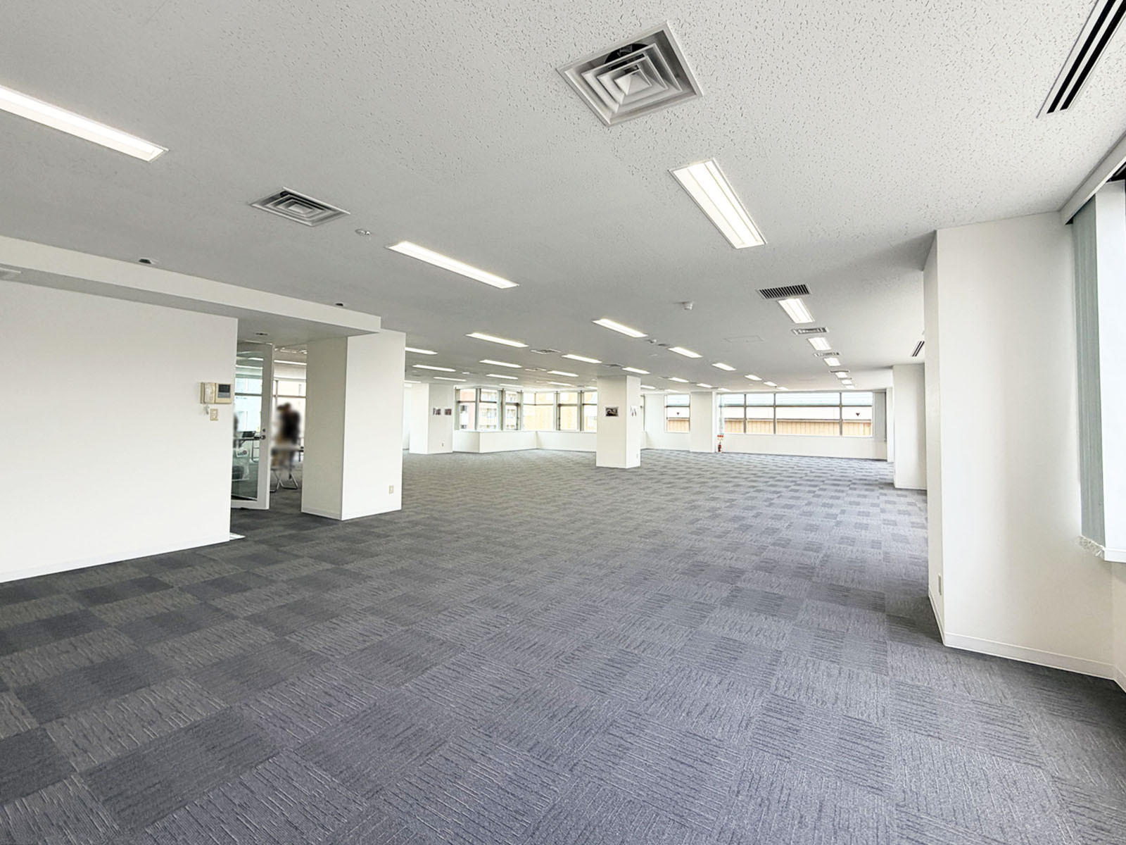 奥側から見た室内