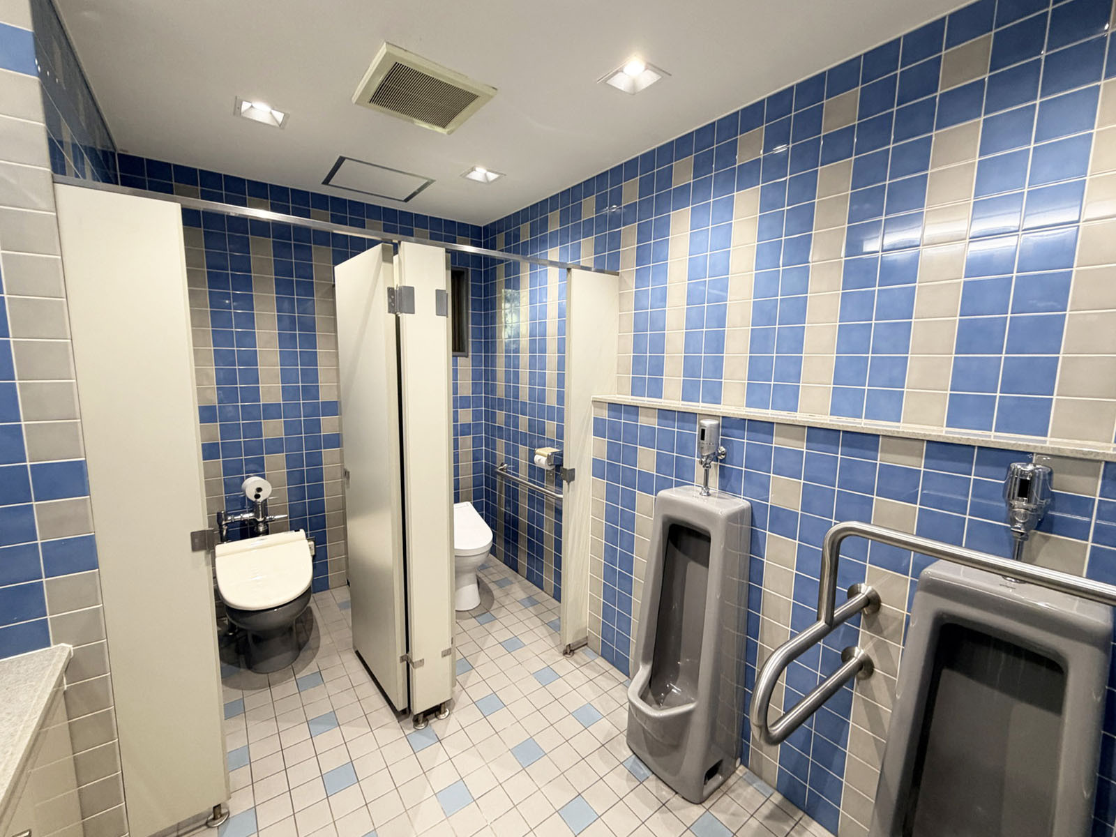 男性用トイレ全体の様子(個室2室、小2つ)