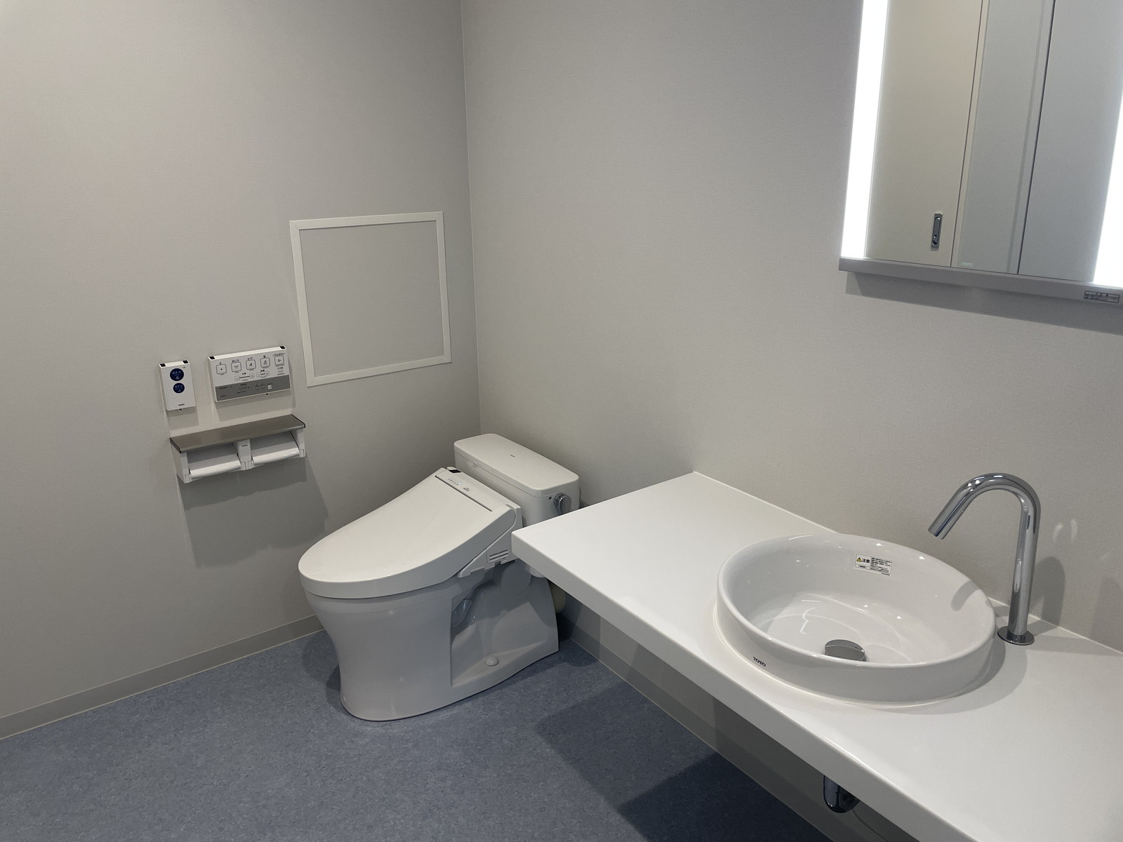 個室トイレと洗面台