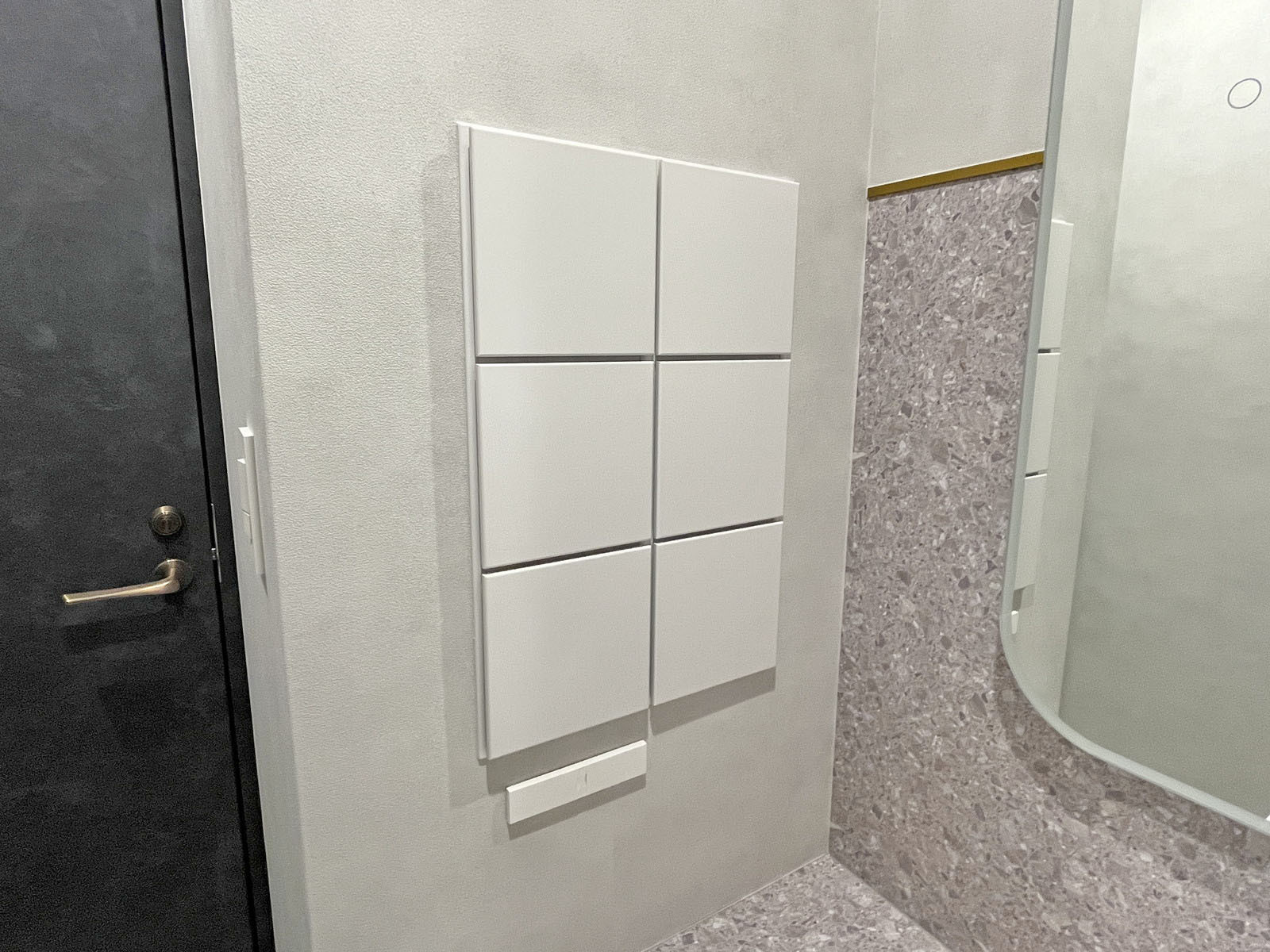 女性用トイレ専用小物入れ