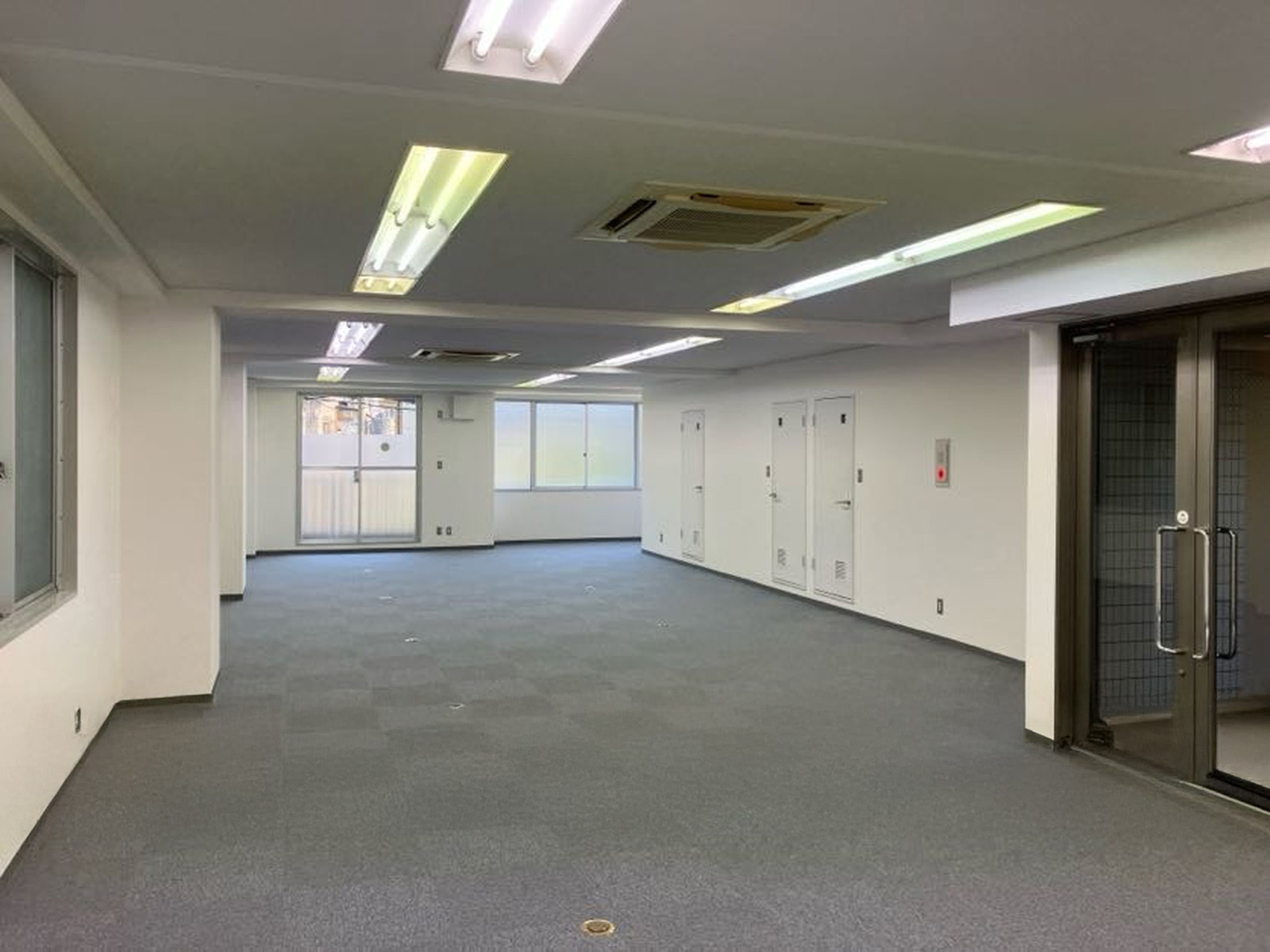 貸室奥側から見た室内