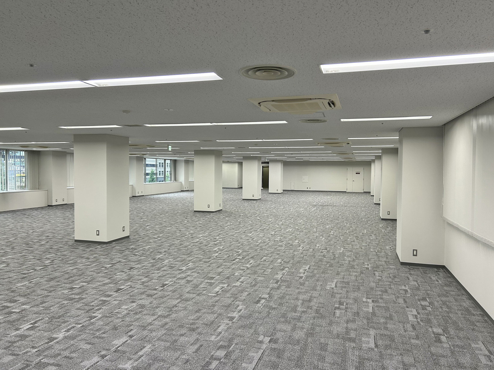 貸室奥側から見た室内